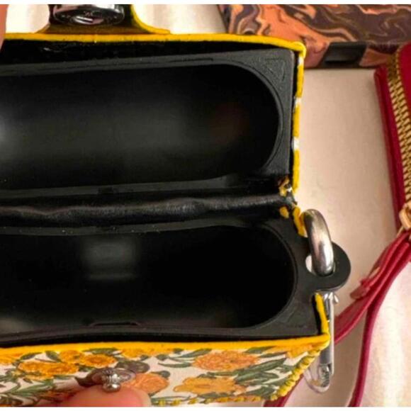 AirPods Pro case - Picture 3 of 3